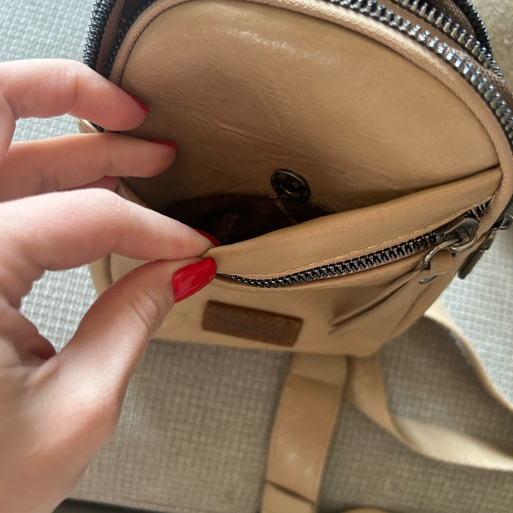 Wrangler Leather Small Crossbody Bag - Picture 5 of 5